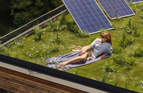 Frau auf Dach mit Solarpaneel